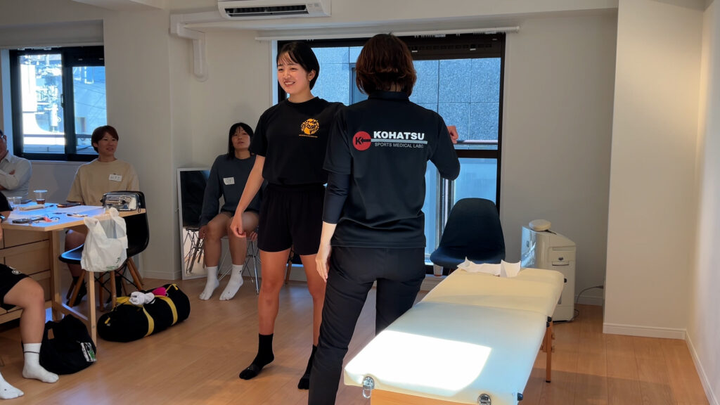 参加者が身体の動きを試している体験会の様子